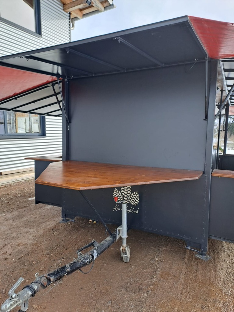 ZAPF-BOX Bierwagen mit ausgeklappter Holz-Theke und ZAPF-BOX Logo