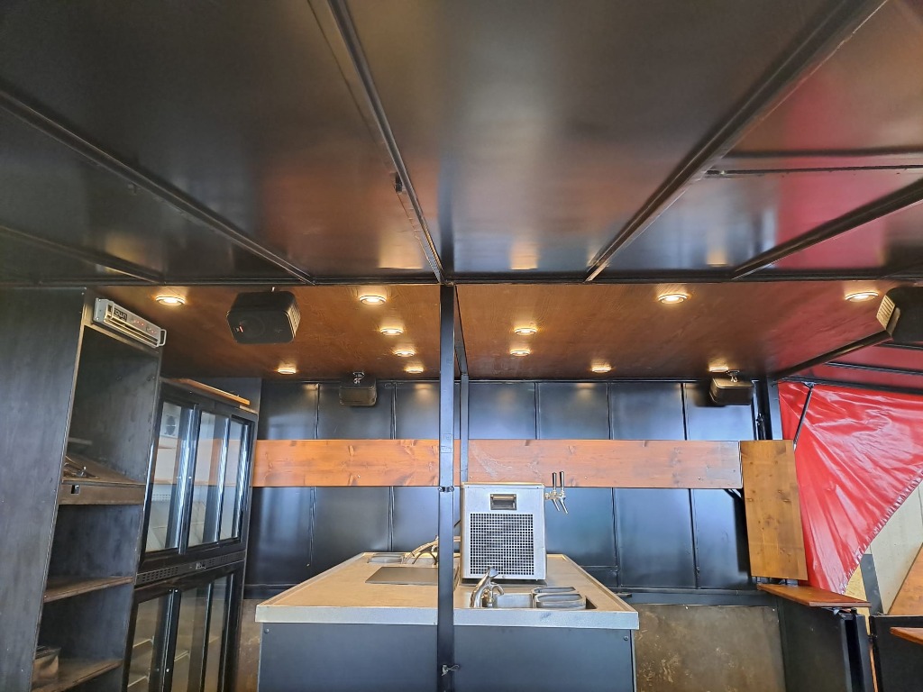 Innenausstattung der ZAPF-BOX mit professioneller Zapfanlage, LED-Beleuchtung und Holzdecke